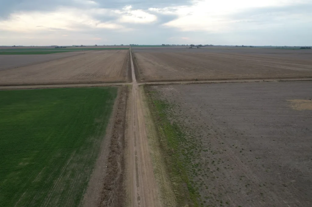 Caminos rurales que separan ambientes de distinta aptitud dentro de un campo